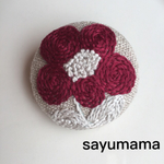 ☆刺繍☆くるみボタンのブローチ