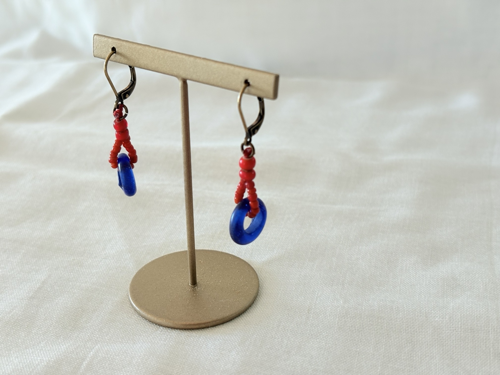 アフリカドーナツビーズとマリウエディングビーズ のピアス。 E022