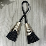 ゴールドとブラックのダブルタッセル本革