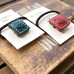 ★acha★様用　ヌメ革スクエアヘアゴム　赤とターコイズ　オイルレザーヘアアクセ