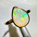 k18gp エチオピアンオパール　カット入り　囲み枠　フリーサイズリング　①