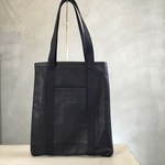 ブラックテープ／キズ革(国内牛革)のA4サイズトートバッグ