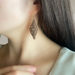 秋色ブラウン ひし形マクラメピアス 大人アシンメトリー