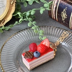 層が美しい♡いちごオペラケーキ　バックチャーム　♡誕生日☆フェイクスイーツ☆苺☆ストロベリー☆オペラ☆いちごケーキ