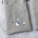 ▷新作  優しい時間をお届けします。刺繍入りスマホショルダー（スマホポシェット）