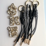 【ベージュフェルト✖︎goldビーズ・ビジュー刺繍】 イニシャルキーチャーム🔑🩷　dailymaily キーホルダー　大人アクセサリー　キラキラ　
