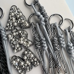【②黒フェルト✖︎silverビーズ・ビジュー刺繍】 イニシャルキーチャーム🔑🩶　dailymaily キーホルダー　大人アクセサリー　キラキラ　