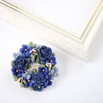 青いバラ　刺繍糸で編んだバラとお花のブローチ　青バラとゴールド　ブルー🩵退職祝い　刺繍が好きなあの方へのプレゼント　軽いブローチ　　自分へのご褒美　バラ好きな方へ　母の日　敬老の日　クリスマス
