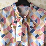 Ｌサイズ　リバティ　ドレイクの長袖ボウカラーブラウス　ピンク系