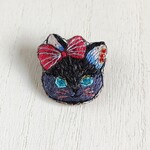 小さな刺繍ブローチ　黒猫(赤)