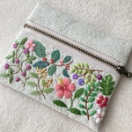 【再版】コットンリネンと刺繍のお花のファスナー付小物入れ　スクエア型2