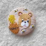 リネンと刺繍のくまとはちみつのヘアゴム orブローチ　