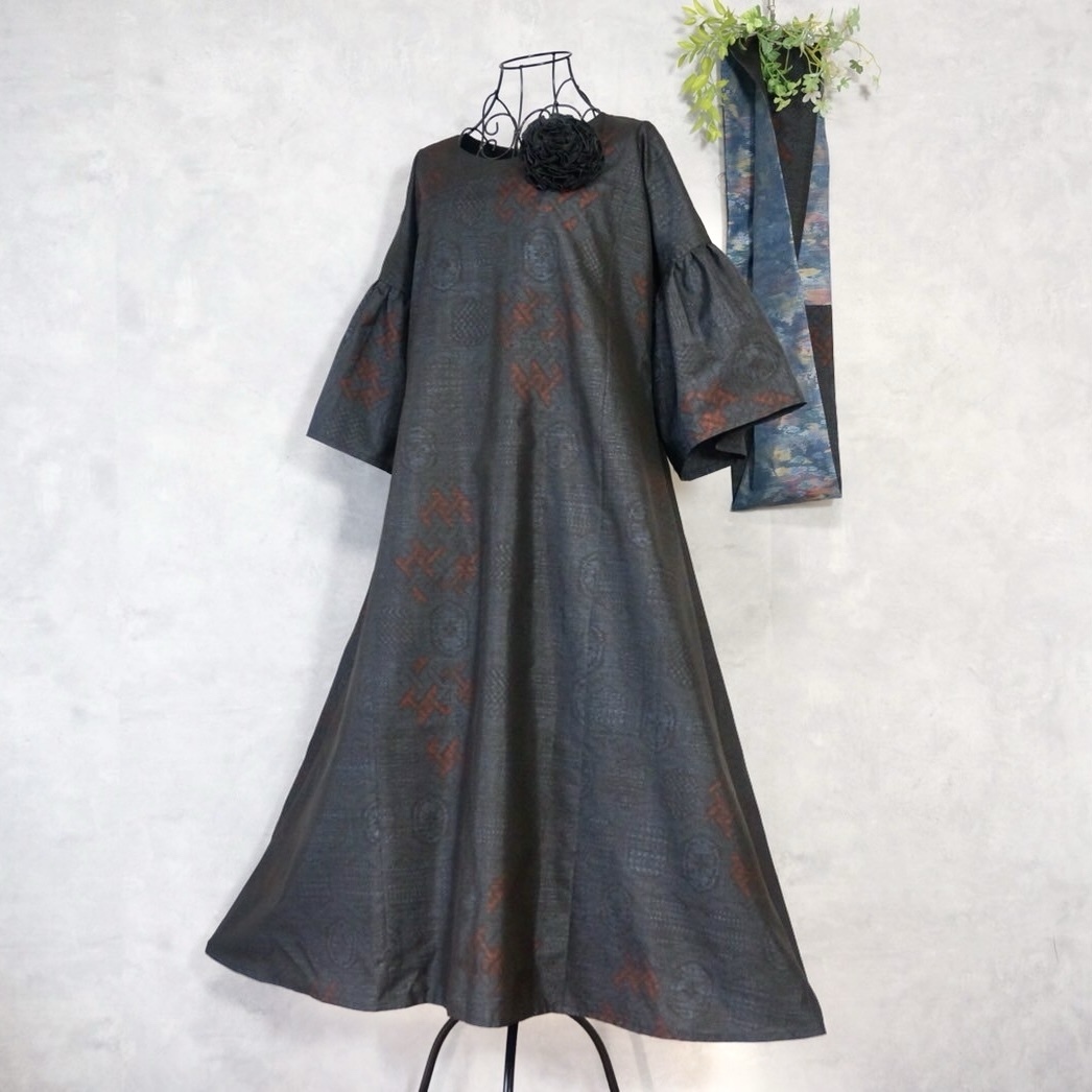 大島紬　フリル袖ロングワンピース　ネイビー×亀甲　ハンドメイド♡ 大島紬】50's女優風／Vネック・フロントボタンワンピース