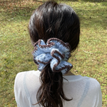 【再販！】ほわもこビックシュシュ（ブルー×ブラウン）/ニットシュシュ/毛糸/編み物/手編み/結ぶだけ、1秒で“かわいい”完成/トレンドカラー