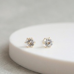 【洗練された輝き】ホワイトトパーズの一粒ピアス つけっぱなしOK！４ｍｍ　サージカルステンレス　金属アレルギー対応　11月　誕生石　天然石　誕生日プレゼント　クリスマスギフト