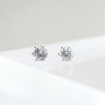 NEWつけっぱなしOK！ホワイトトパーズ極小　一粒ピアス　３ｍｍ　サージカルステンレス　金属アレルギー対応　小さい　小粒