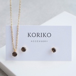 付けっぱなしＯＫ！スモーキークォーツの一粒ピアスとネックレスの2点セット　サージカルステンレス　金属アレルギー対応　小さい　小粒　ゴールド　シルバー