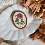 ⚘10月の草花⚘オータムローズの刺繍ブローチ