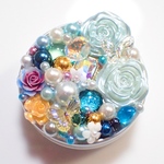 ライトブルーローズのピルケース アクセサリーケース レジン パール 薔薇 ビジュー 蝶々 小物入れ 青 水色