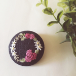 【再販】野苺とマーガレット(ネイビー) 刺繍ブローチ