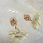 バラの花びらと造花のピアス