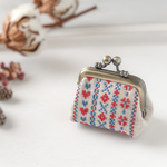 ボーダー刺繍のリネンミニがま口ポーチ（SS）｜クロスステッチ刺繍 小銭入れやアクセサリー入れにぴったり♪ 【ワインレッド】