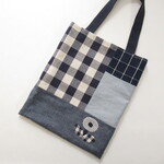 ぺちゃんこバッグ　A4サイズ　パッチワーク、ネイビー、お花アップリケ［再販］