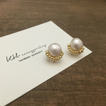 大粒コットンパールとゴールド＆パールのW縁取りピアス