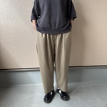 たっぷりウエスト。スッキリカーキグレーサルエルパンツ