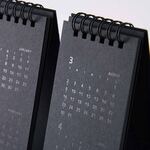 「究極の黒」黒の卓上箔押しカレンダー2025年［2色展開］