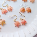 送料無料-紅葉🍁- ピアス イヤリング アセテート もみじ レッド イエロー ゴールド グラデーション プチプラアクセサリー 赤 金 黄 プチプラ シンプル かわいい 