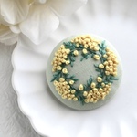 ミモザのリース刺繍ブローチ・ヘアゴム(グリーン)