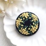ミモザのリース刺繍ブローチ・ヘアゴム（ネイビー）
