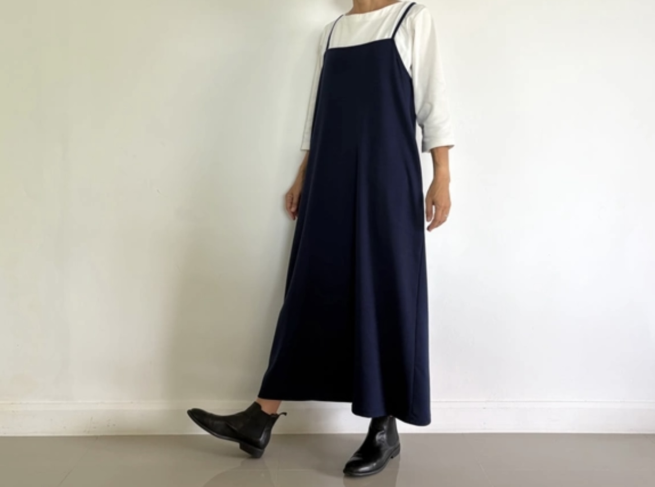 後ろ姿も″キュン″。通年で使えるポンチ素材で魅せるリボン付きペンシルキャミソールワンピース 　紺色