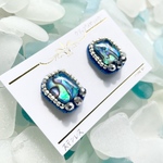 アワビとビーズ刺繍の耳飾り