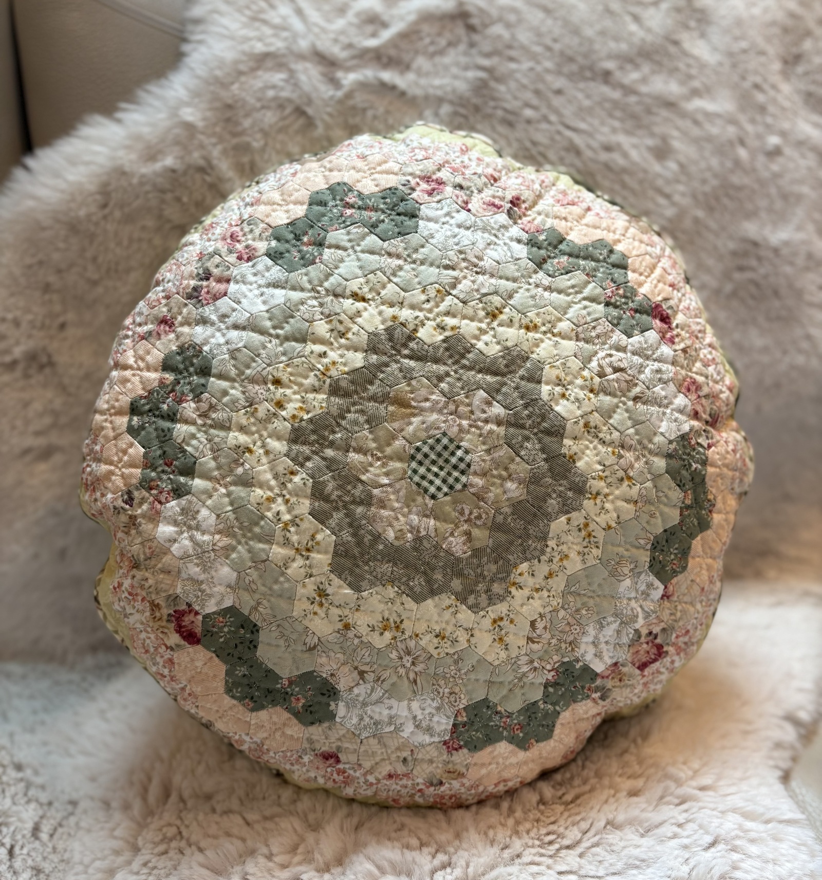 アメリカの伝統ヘキサゴンキルトクッション　Hand-sewn American quilt cushion cover with hexagon pattern 6,120円