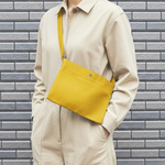●刺繍オプションあり●黄色の飾らないシンプルなサコッシュ