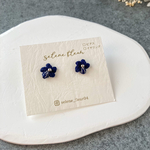 ネイビー刺繍の小花ピアス・イヤリング｜軽量＆金属アレルギー対応・シンプル上品アクセサリー