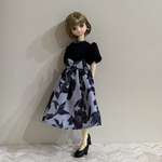 リカちゃん　ブラック🖤のポワン袖ブラウスとリボン飾りが可愛い花柄のギャザースカートのセット