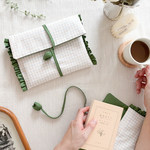 【はっ水】　手書きチェックのブックポーチ　frill フリル　ふわふわ　文庫本　単行本　ブックカバー　手帳ケース　手帳入れ　マルチケース　撥水　通帳　お薬手帳