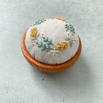 ▷新作  たっぷりサイズのまん丸  ウッドボールピンクッション