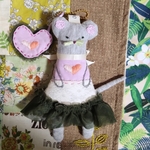 ハートのチュールワンピースを着たねずみちゃんバッグチャーム