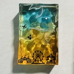 水面に映る夕暮れの遊園地と飛行機雲　オブジェ　レジンアート