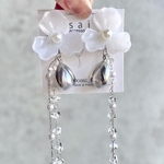 シルバー　つぼみ　パール　フラワー　ピアス　イヤリング　ホワイト　花　白　チェーン　クリア　キラキラ　銀　ロジウム　大ぶり　揺れる　ブライダル　結婚式　ウェディング　花嫁　サージカルステンレス　樹脂
