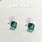 グリーンのキューブピアス