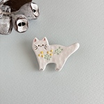 陶ブローチ【ミモザの首飾りの白ねこ】