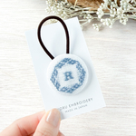 イニシャルが選べる | 菱刺しのヘアゴム｜青森の伝統刺繍×ガーネットローズ｜和モダンなプチギフトに◎ | ギフトラッピング無料