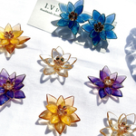蓮の花 ピアス イヤリング / 蓮 ロータス レジン フラワー ワイヤー 和装 透明感 Lotus flower レジン ハンドメイドピアス  紫 青 黄 透明 パープル ブルー クリア イエロー