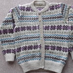 薄いベージュのフェアアイルカーディガン