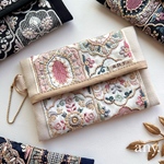 4日(土)21時🕘〜販売！秋冬新作✨インド刺繍リボン　大人ティッシュケース Dカン付き ②  royal  beige　2,380円